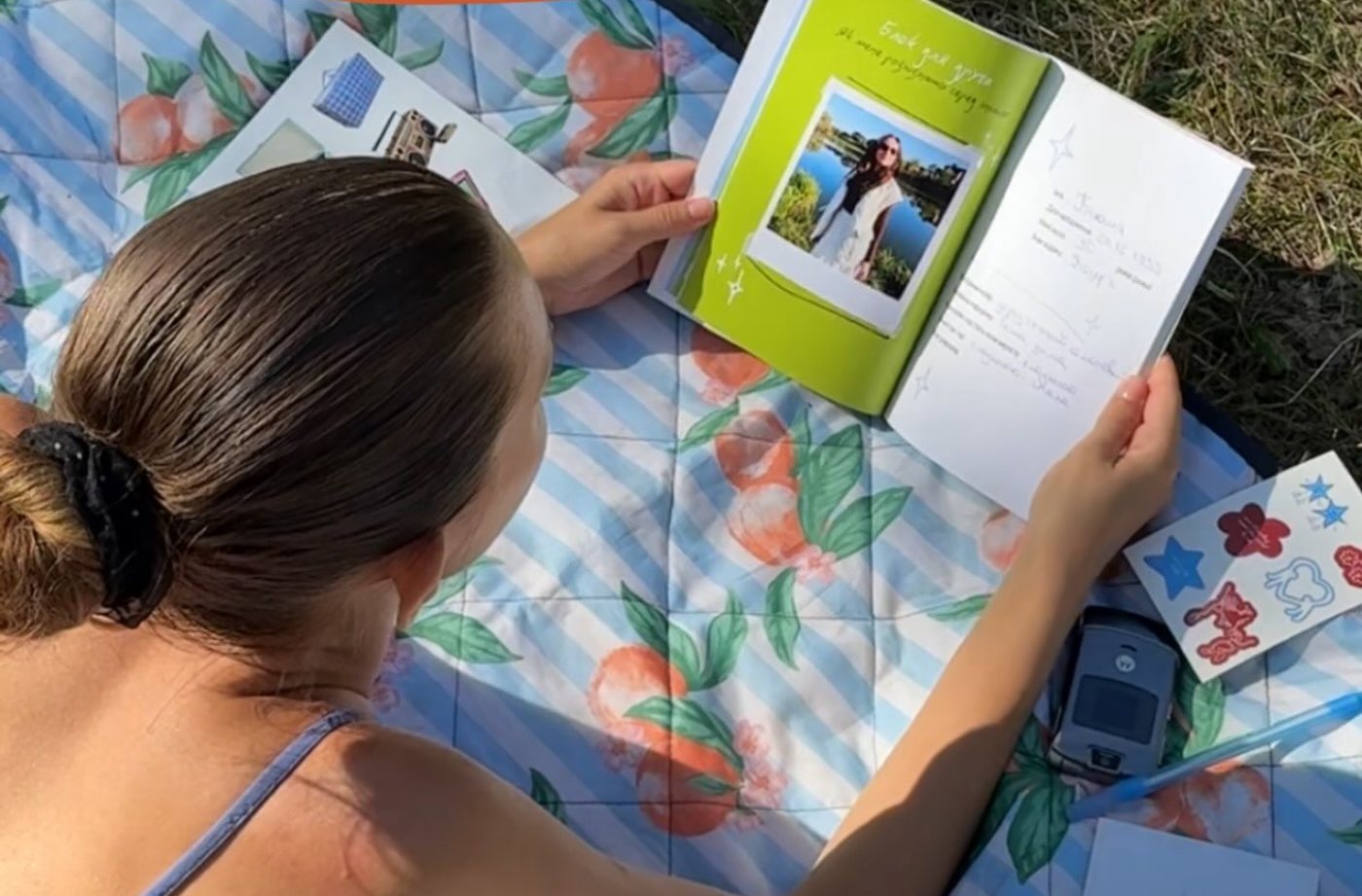 Дівчина заповнює анкету для друзів на пікніку